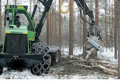 Näytösleimikolla ei ollut sen luokan puita, joihin Kesla 28RH on tarkoitettu. Jotain käsitystä syöttövoimasta antoi se, että mutkaiset koivukuitu- puut meinasivat paikoitellen mennä sälöiksi, kun kuski runnoi niitä terien läpi voimalla. Logmanin omistaa Lapinlahden Pilke. 6-pyöräinen Logman sieti nyytin puomin päässä tyynesti.