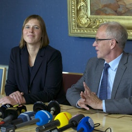 Kuvassa Kersti Kaljulaidin seurassa tiistain tiedotustilaisuudessa Viron parlamentin puhemies Eiki Nestor.