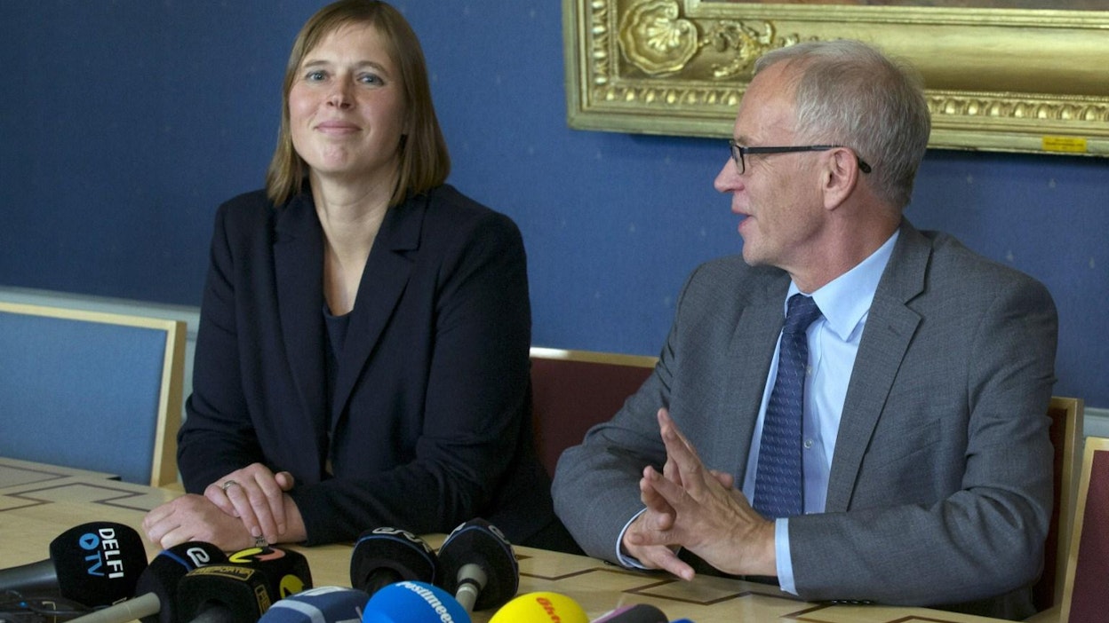 Kuvassa Kersti Kaljulaidin seurassa tiistain tiedotustilaisuudessa Viron parlamentin puhemies Eiki Nestor.