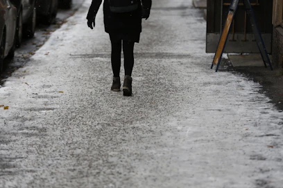 Ilmatieteen laitos varoittaa, että jalkakäytävät voivat olla liukkaita maan etelä- ja keskiosassa.