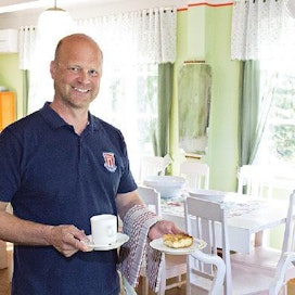 Kahvila Hugo &amp; Lillyn yrittäjä Marko Latvanen on myös Urajärven  Kartanon Ystävien  sihteeri ja puuhamies.