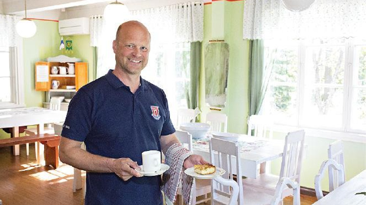 Kahvila Hugo &amp; Lillyn yrittäjä Marko Latvanen on myös Urajärven  Kartanon Ystävien  sihteeri ja puuhamies.