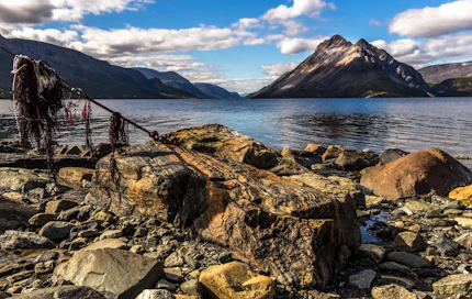 Pohjois-Suomen väki on vuosisatojen ajan käynyt kalassa Norjalle kuuluvan Ruijan, norjaksi Finnmarkin, rannalla. Kuva Langfjordenista, joka sijaitsee Tromssan ja Finnmarkin läänissä.