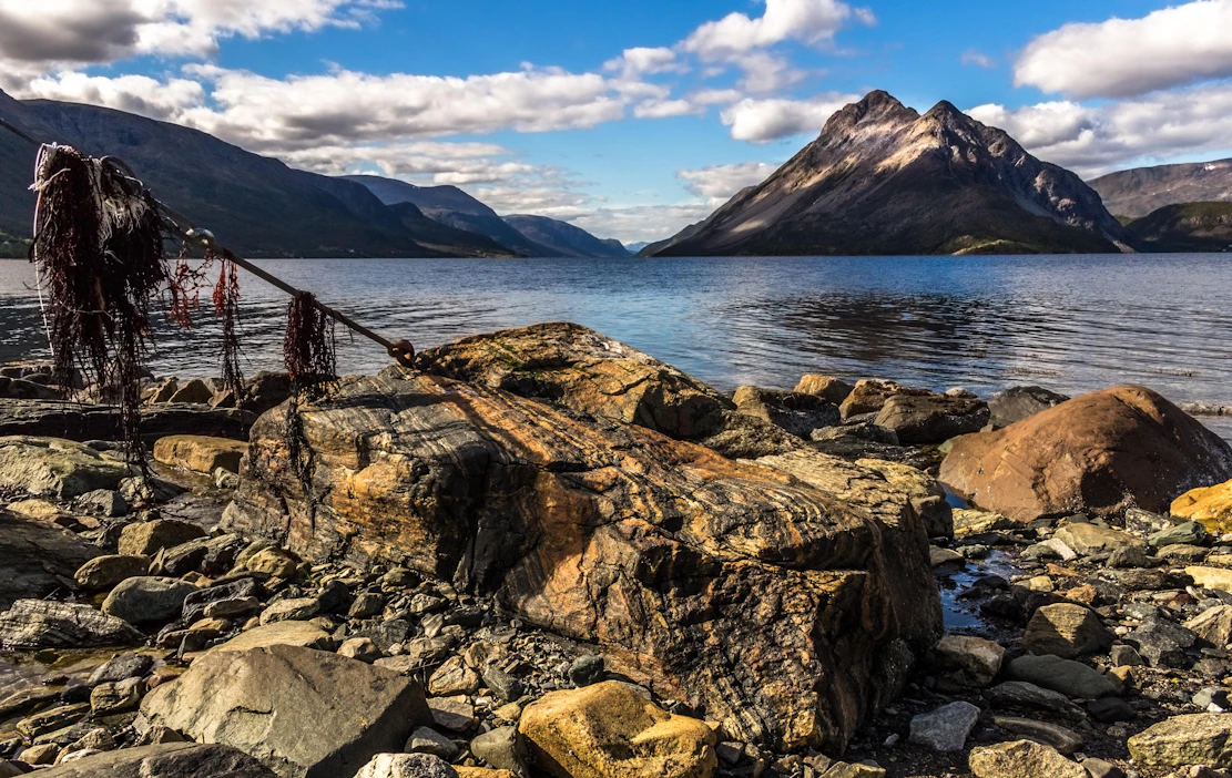 Pohjois-Suomen väki on vuosisatojen ajan käynyt kalassa Norjalle kuuluvan Ruijan, norjaksi Finnmarkin, rannalla. Kuva Langfjordenista, joka sijaitsee Tromssan ja Finnmarkin läänissä.