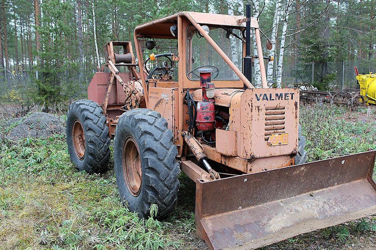 4-sylinteristä Juonto-Terraa tehtiin vuosina 1965–70 kaikkiaan 212 kappaletta. Siihen oli saatavilla myös nostolaitevarustus, mutta maatalouteen sitä ei käytetty muutamaa kokeilua ja mainoskuvasessiota enempää. Juontotraktorikausi jäi Suomessa hyvin lyhyeksi: 1970-luvulla niitä käytettiin lähinnä metsänviljelytöissä ja myöhemmin harvesterialustoina.