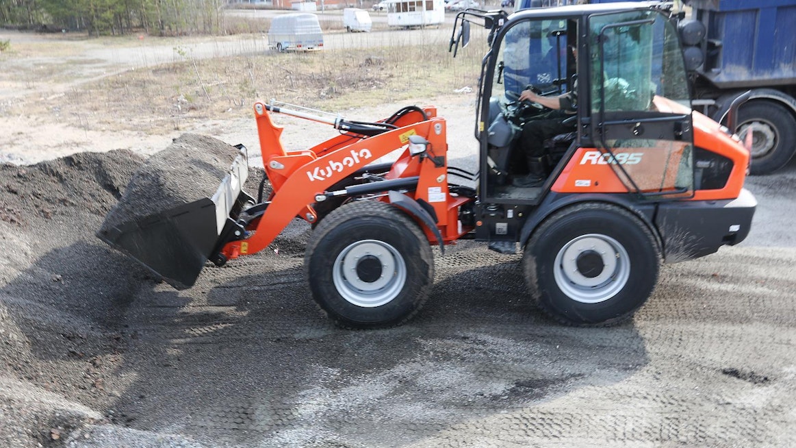 Kubota R085:n työpaino on hieman alle 5 000 kiloa.