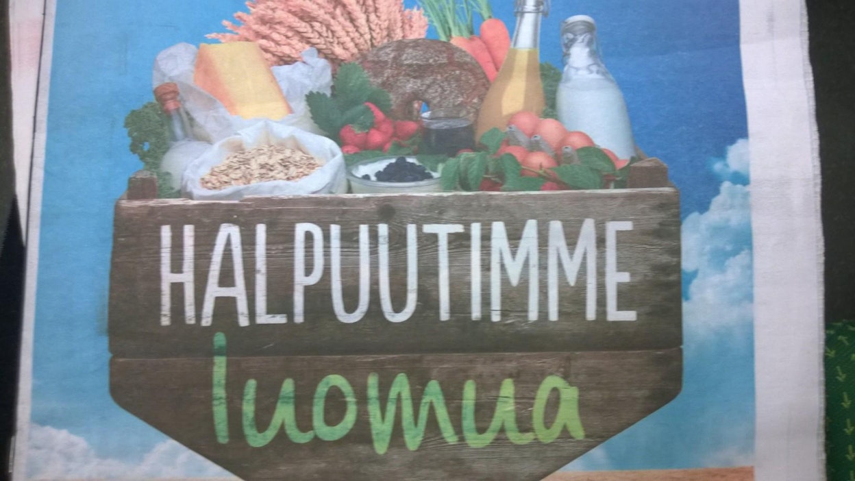 Näin näyttävästi HOK-Elanto mainostaa luomutuotteiden hinta-alea Helsingin Sanomien etusivulla 12.10.