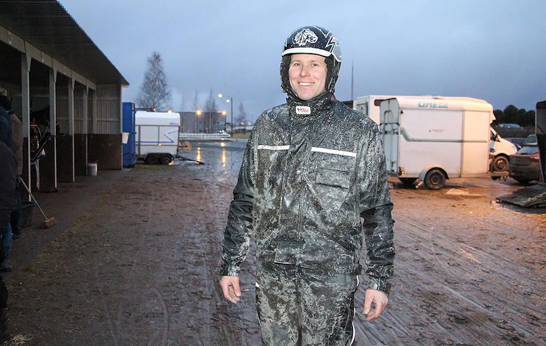 "Olen ollut monena uutenavuotena raveissa, joten ei haittaa, vaikka sen juhliminen jää väliin", Ville Mäkelä naureskeli tapaninpäivänä Porissa. Kuva: Anu Leppänen