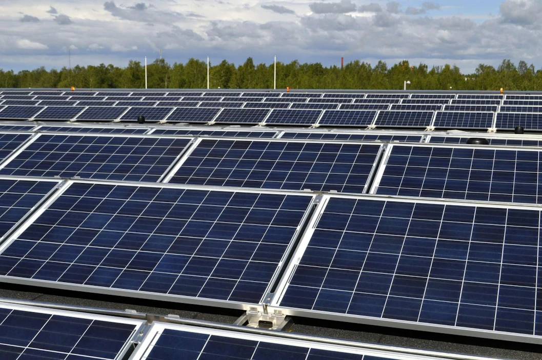 Uusiutuvan energian lisääminen on kasvattanut kannatustaan. Erityisesti suomalaiset lisäisivät aurinkosähkön tuotantoa, ilmenee ET:n kyselystä. LEHTIKUVA / Noora Vaarala