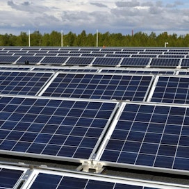 Uusiutuvan energian lisääminen on kasvattanut kannatustaan. Erityisesti suomalaiset lisäisivät aurinkosähkön tuotantoa, ilmenee ET:n kyselystä. LEHTIKUVA / Noora Vaarala