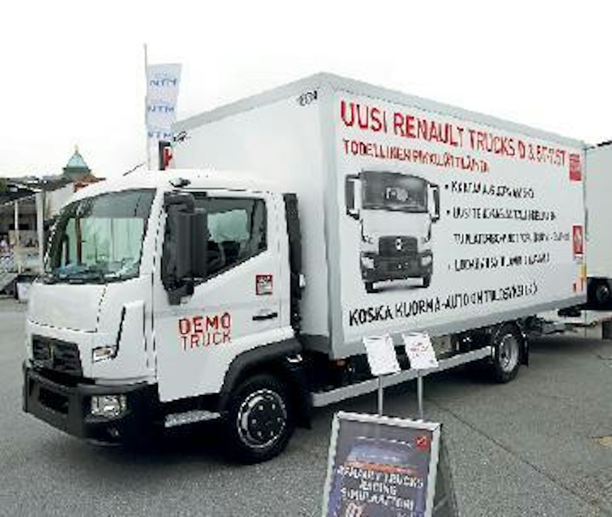 Renault Trucksin osastolla oli ensiesittelyssä D CAB 2 M -jakeluauto, josta löytyy versiot 3,7–7,5 tonnin painohaarukkaan. Kantavuutta on parhaimmillaan 4 625 kiloa. Uusi tuplaturbolla varustettu moottori tarjoaa 180 hv:n tehon ja 540 Nm väännön.