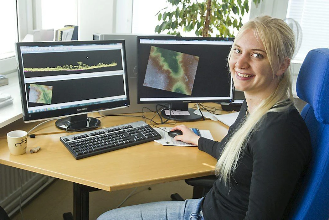 Katri Tegel tutkii Ghanasta kerättyä aineistoa Arbonaut metsävarojen kaukokartoitus laserkeileuksella