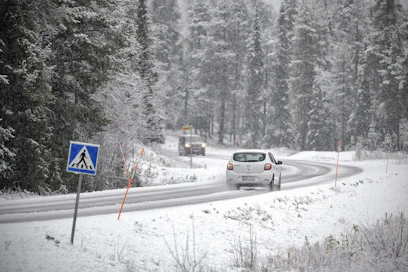 Liikennettä lumisella tiellä Kolarissa perjantaina. LEHTIKUVA