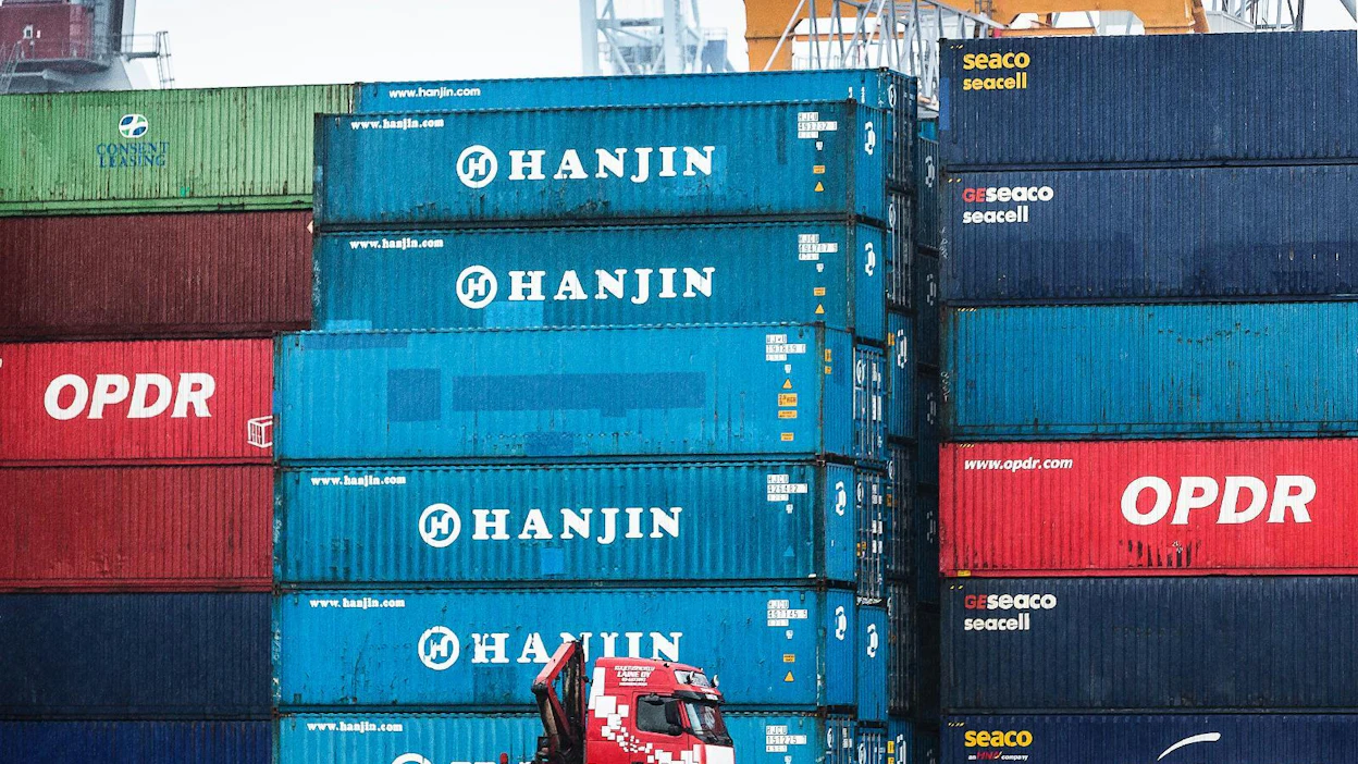 Eteläkorealaisen Hanjin-varustamon konkurssi vaikeuttaa konttikuljetuksia Aasian maihin. Hanjin-tunnuksin maalattuja kontteja pyörii edelleen satoja tuhansia eri puolilla maailmaa, myös kuvan Vuosaaren satamassa Helsingissä.