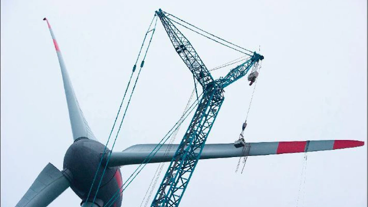 Tuulivoimalan turbiinia asennettiin paikalleen viime viikolla Altentreptowissa Saksassa. Mecklenburg-Etu-Pommerin osavaltio aikoo tuplata tuulipuistojen pinta-alan 25 000 hehtaariin. Stefan Sauer/Lehtikuva