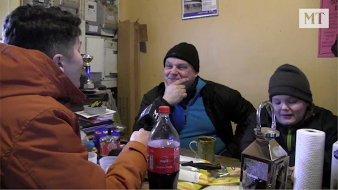 Lauri Hyvönen haastattelee Pasi Tikkalaa MT Ravit-ohjelmassa.