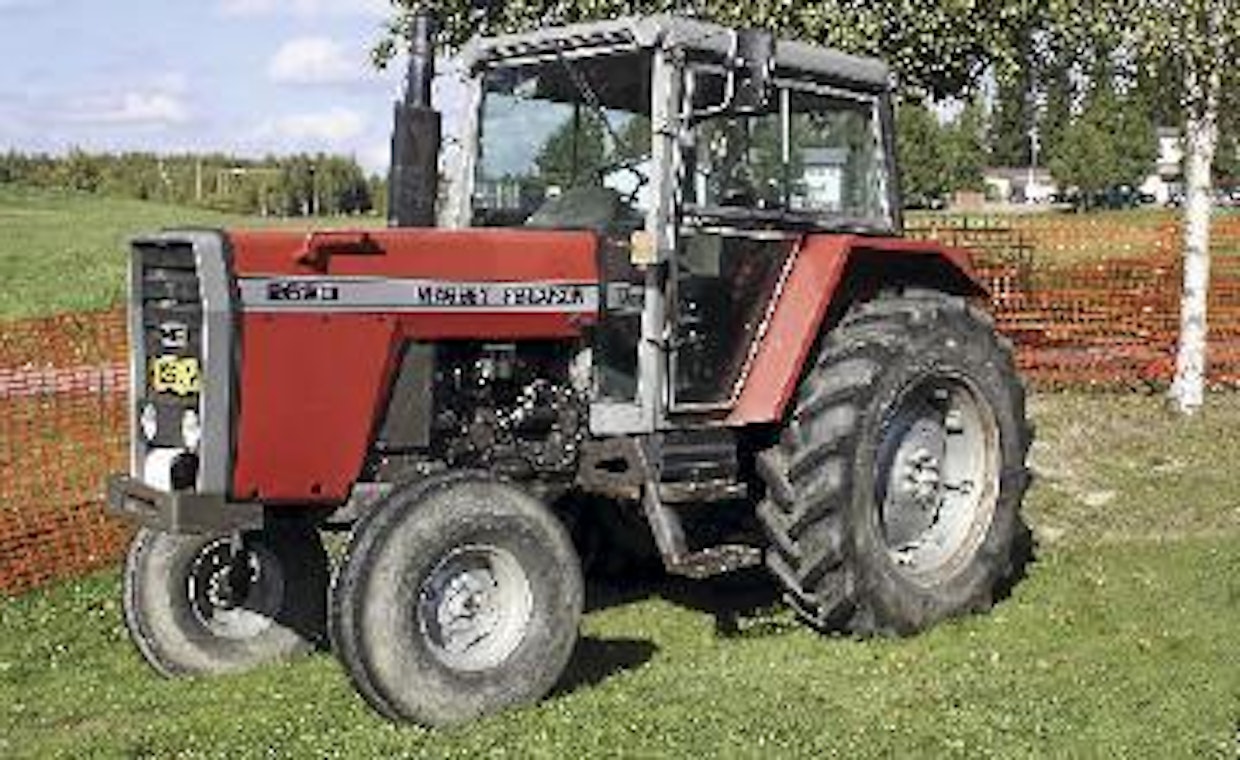 Massey-Fergusonin 2000-sarja tuli markkinoille 80-luvun alussa. Suurtraktoreista pienin oli takavetoinen, 102-hevosvoimainen MF2620, joka painoi vajaat viisi tonnia. 2620 ja Fiat 1180 olivat viimeisiä tämän kokoluokan traktoreita, joita sai Suomessa takavetoisena. 2000-sarjan MF:t tehtiin Ranskassa. (Riihimäki)