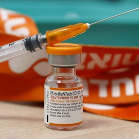Ennen rokotusten aloittamista Euroopan komission täytyy vielä myöntää rokotteelle myyntilupa. LEHTIKUVA/AFP