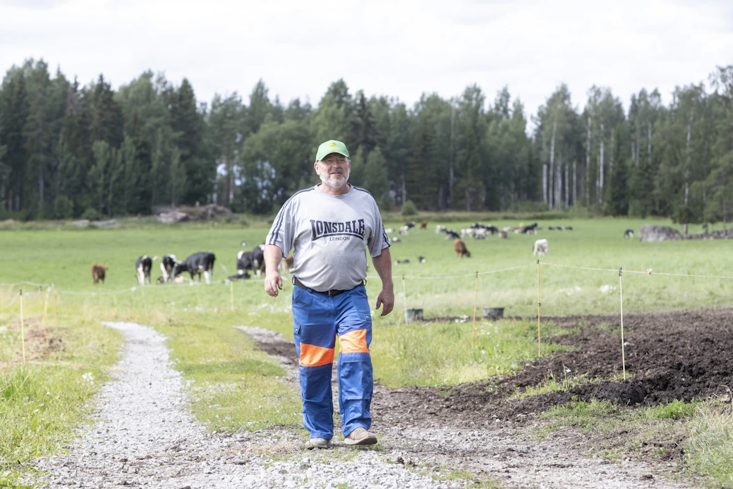 Juha Knuutilan lypsykarjatilalla valmistaudutaan kasvukauden toisen nurmirehusadon tekoon.