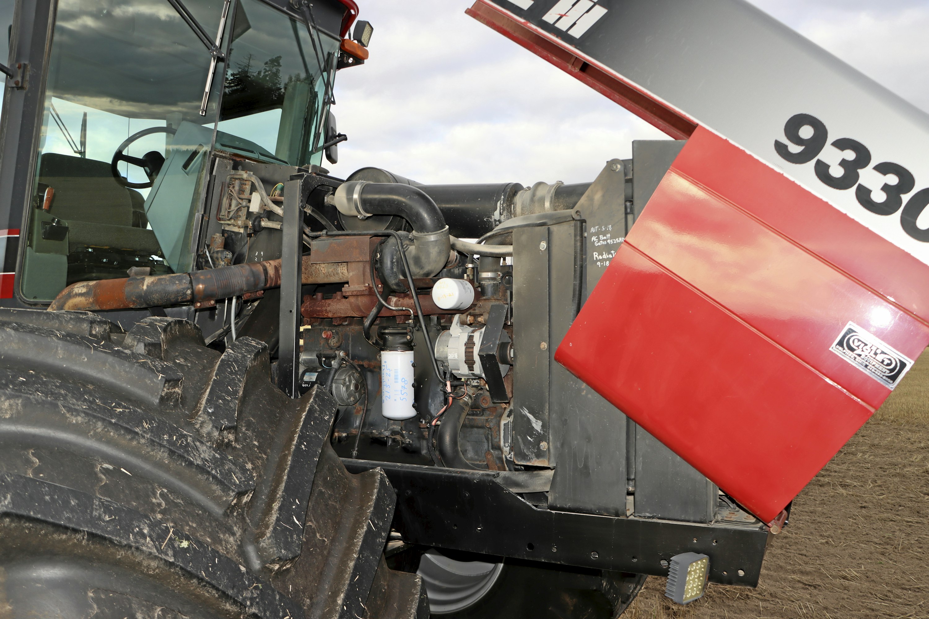 Konepeitto kallistuu eteen. Suodattimet ja hihnat ovat hyvin näkyvillä. Öljymäärän tarkistus sujuu kätevästi. Cummins-moottorin teho on 240 hv ja tilavuus 8,3 litraa.