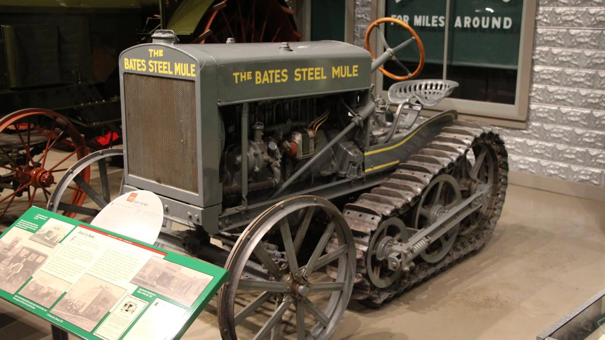 Amerikkalainen Bates Steel Mule luokiteltiin aikanaan puolitankkitraktoriksi, telatraktoreita kun kutsuttiin tankeiksi. Suomeenkin sitä toi ainakin parin kappaleen verran Labor 1920-luvun alussa, mutta tavallista pyörä-
traktoria paljon kalliimmalle ”Rautamuulille” ei ollut kysyntää.