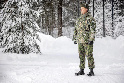 "Moni yhden keikan ulkomailla käynyt löytää itsensä kouluttamasta seuraavia lähtijöitä. Minulla ulkomaan kokemus auttoi tulla valituksi kansainväliseen tehtävään", kapteeni Henry Rautio kertoo.