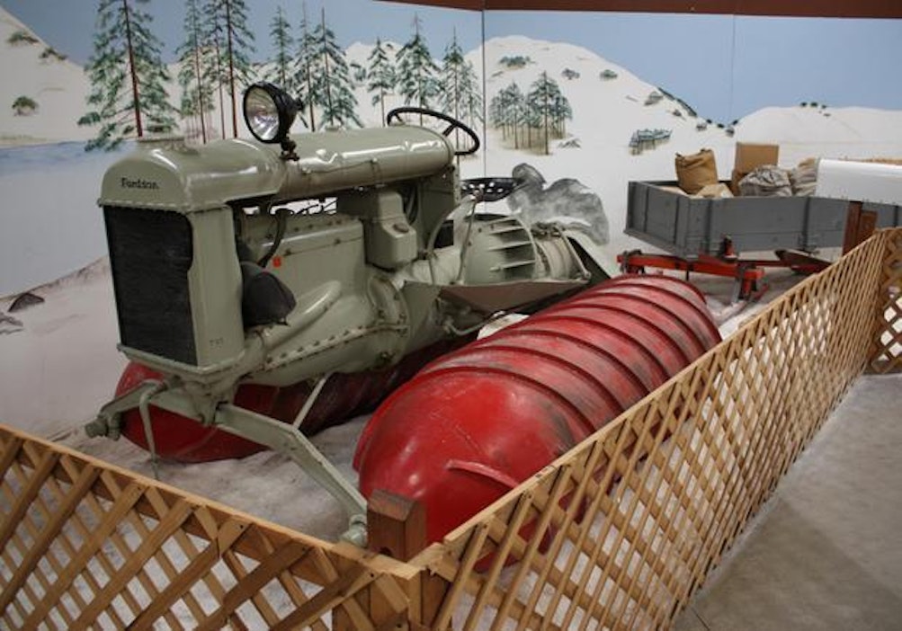 Snow motor kelpasi vaikka vedessä liikkumiseen, jos kuskin kantti vain riitti.