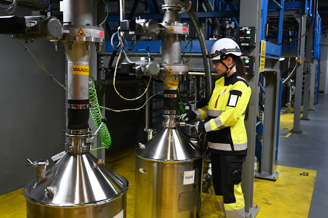 Stora Enso tuottaa sähköautojen akkuihin soveltuvaa ligniiniä koelaitoksessa Kotkan Sunilassa. Tuotekehitysinsinööri Nea Metsälä valvoo valmistusprosessia.