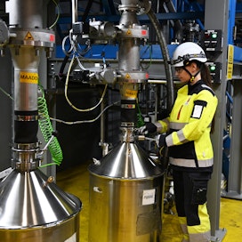 Stora Enso tuottaa sähköautojen akkuihin soveltuvaa ligniiniä koelaitoksessa Kotkan Sunilassa. Tuotekehitysinsinööri Nea Metsälä valvoo valmistusprosessia.