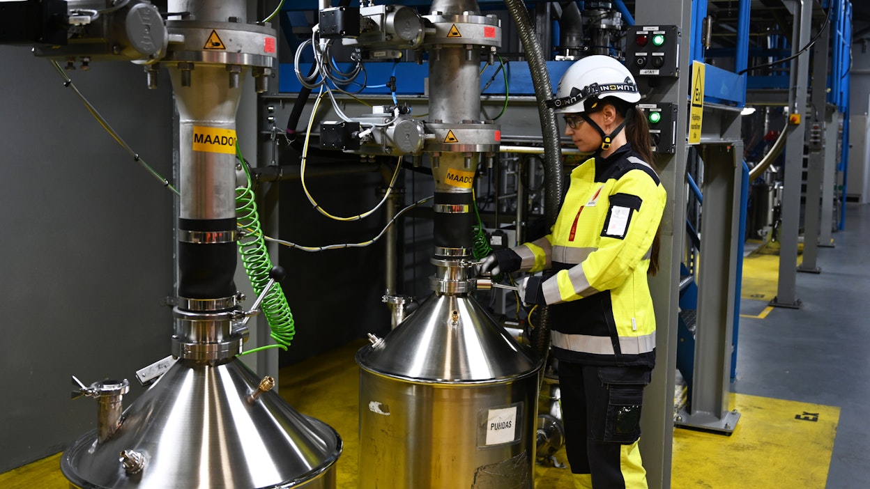 Stora Enso tuottaa sähköautojen akkuihin soveltuvaa ligniiniä koelaitoksessa Kotkan Sunilassa. Tuotekehitysinsinööri Nea Metsälä valvoo valmistusprosessia.