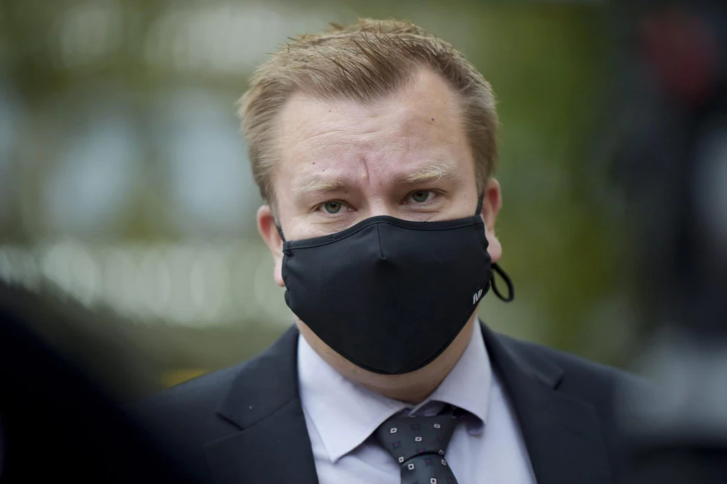Kaikkosen mukaan viivästyksen syynä ovat koronapandemiasta johtuvat kiireet hallituksessa ja eduskunnassa.