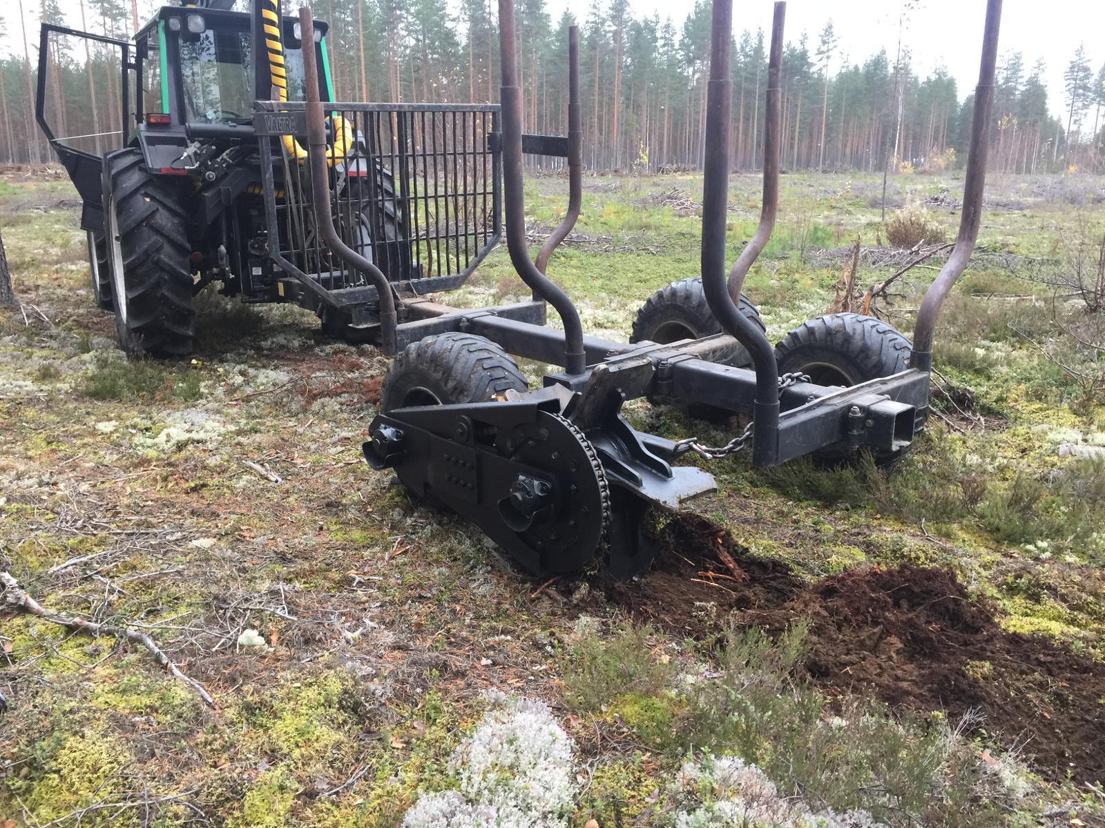 Metsän laikutus on toimiva muokkausmenetelmä ohutkunttaisille maille tarkoitettuun kylvöön tai luontaiseen uudistamiseen. Pentin Paja Oy on kehittänyt yksinkertaisen metsäperävaunuun asennettavan laikutusvarustuksen, jolla metsäperävaunusta saadaan laikutin.