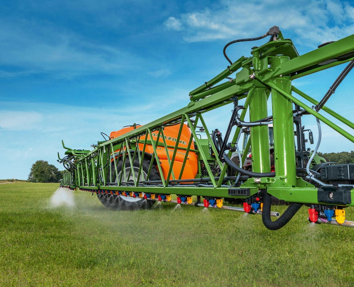 Amazone sai kunniamaininnan HeightSelect-järjestelmästä. HeightSelect on itse asiassa Amazonen AmaSelect-suuttimen valintajärjestelmän ja automaattisen puomin korkeuden säätöjärjestelmän Distance Controlin välistä yhteistyötä säätävä järjestelmä. HeightSelect säätää ruiskustuspuomin korkeuden automaattisesti sopivaksi kulloinkin käyttöön valitun suuttimen mukaan. Se ottaa huomioon myös suuttimien välisen etäisyyden, joka voi vaihdella 25 cm:stä 50 cm:iin. (MT)