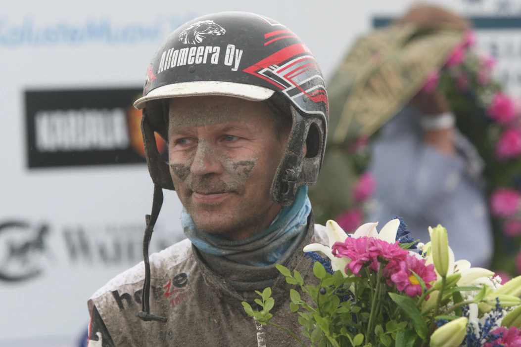 Nämä kukat ja ravat ovat kotimaasta kotoisin, mutta nyt Mika Forss on Lindesbergin raviradan liigavoittaja Keski-Ruotsissa.