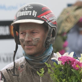 Nämä kukat ja ravat ovat kotimaasta kotoisin, mutta nyt Mika Forss on Lindesbergin raviradan liigavoittaja Keski-Ruotsissa.