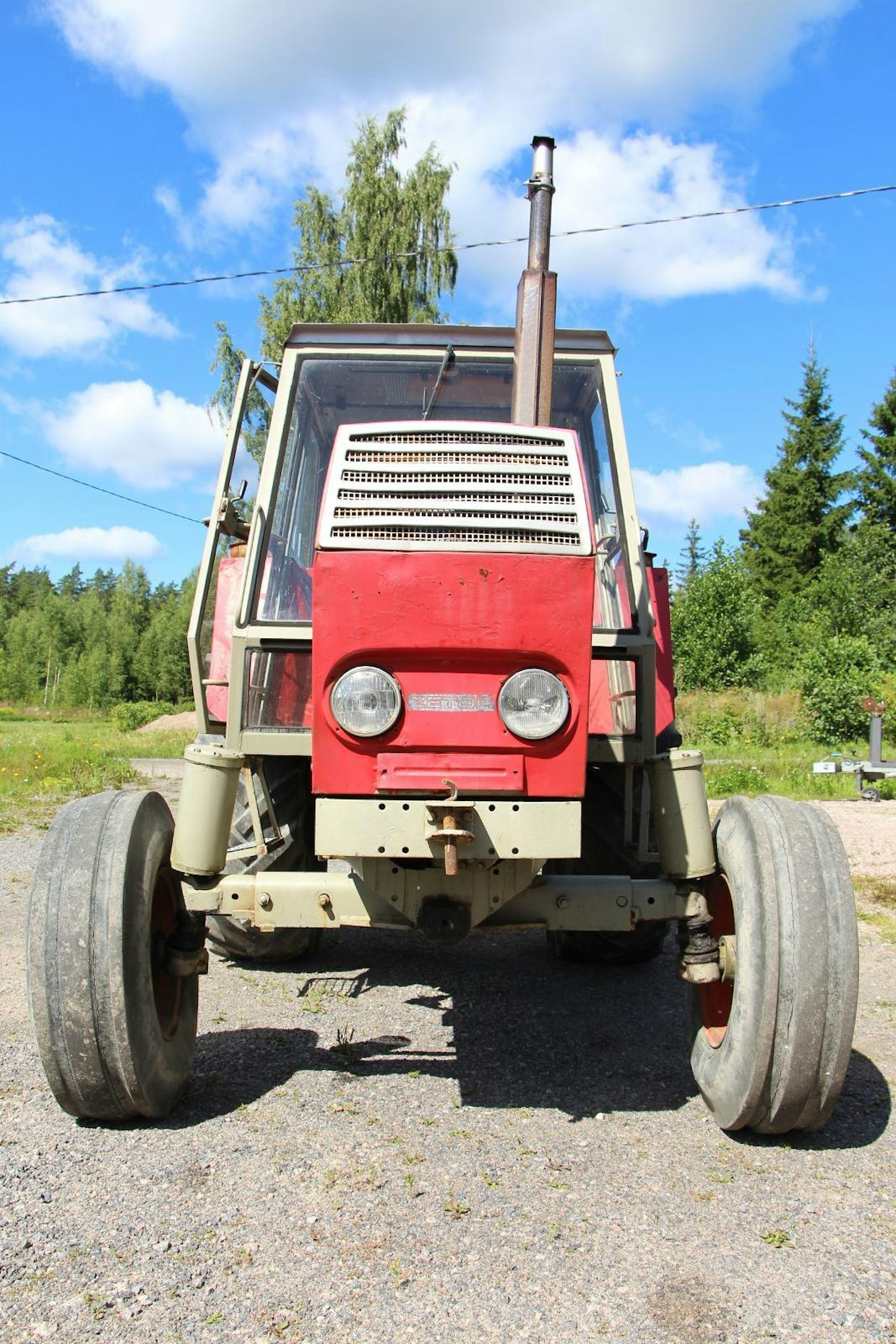 Zetor oli vertailuryhmän ainoa traktori, jossa ei ollut hydro-ohjausta, vaan tehostin. Se oli myös ryhmän ainoa jousitetulla etuakselilla varustettu traktori. Enimmät Suomessa myydyt Crystalit olivat 4-vetoisia, ja niitä ostivat erityisen runsaasti turve- ja kalkitusurakoitsijat.