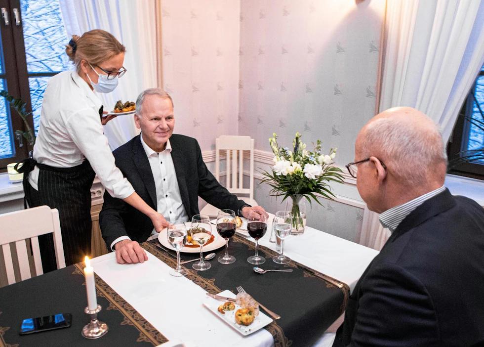 Noora Romppainen tarjoili maa- ja metsätalousministeri Jari Lepälle ja Reijo Karhiselle alkukeittoa.