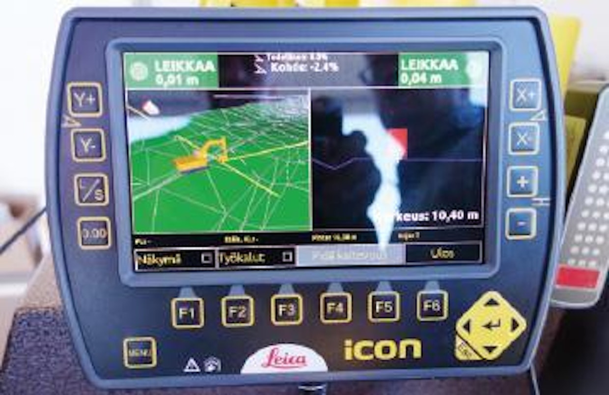 Leica iCon-koneohjausjärjestelmät kattavat sekä 2D- että 3D-vaihtoehdot. Työkoneeseen asennettava iControl PowerSnap on langaton telakka, johon voi asettaa esimerkiksi tässä näkyvän 7 tuuman näytöllä varustetun ohjauspaneelin. Samaa ohjauspaneelia voi käyttää sekä 2D- että 3D-puolella. (JL)