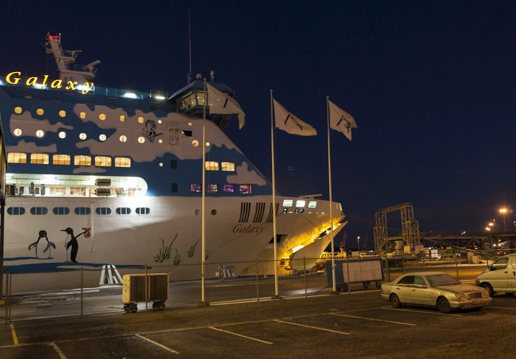 Irtisanomiset kohdistuvat pääosin Turku–Tukholma-reitiltä poistuneen Silja Galaxyn henkilöstöön. Galaxy Turun satamassa arkistokuvassa. LEHTIKUVA / VIENA KYTÖJOKI.