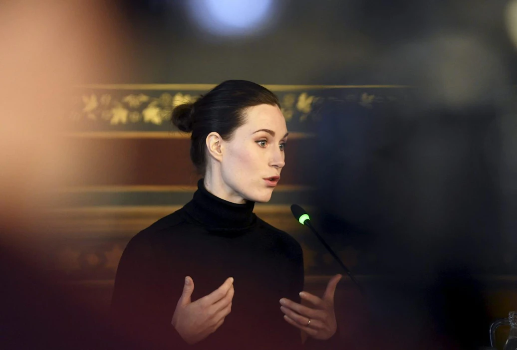 Pääministeri Sanna Marinin (sd.) mukaan tuleva selonteko ei suoraan ota kantaa Nato-jäsenyyteen. Marin puhui politiikan toimittajien tilaisuudessa Säätytalolla. LEHTIKUVA / Vesa Moilanen