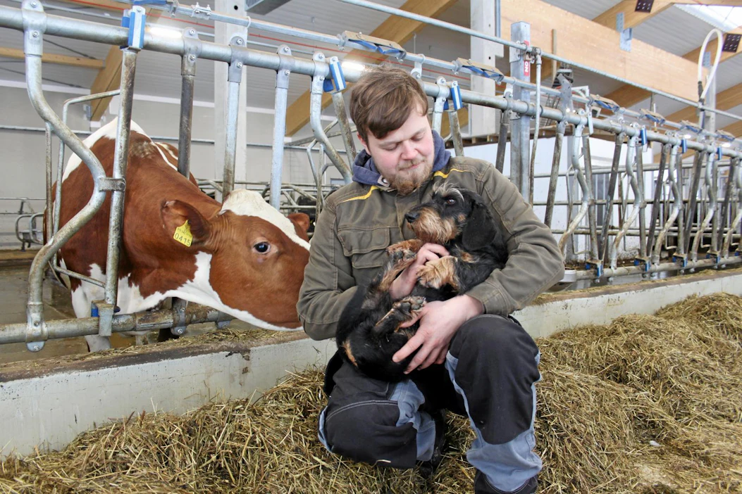Aatu Korpi sanoo olevansa monessa mielessä onnekas maajussi. "Minulla on ympärilläni vahva tukiverkosto, sillä tarvittaessa myös vanhempani ja velipojat osallistuvat tilan töihin."