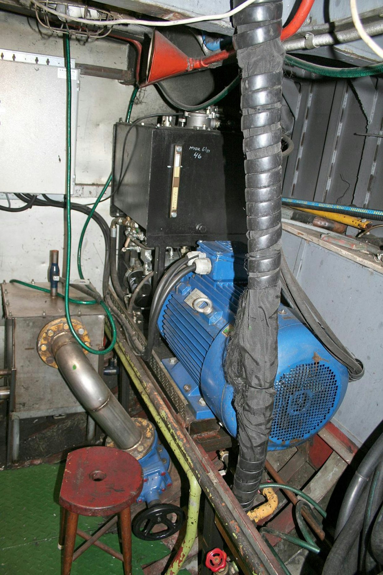 Hydraulipumppu ja sähkömoottori.