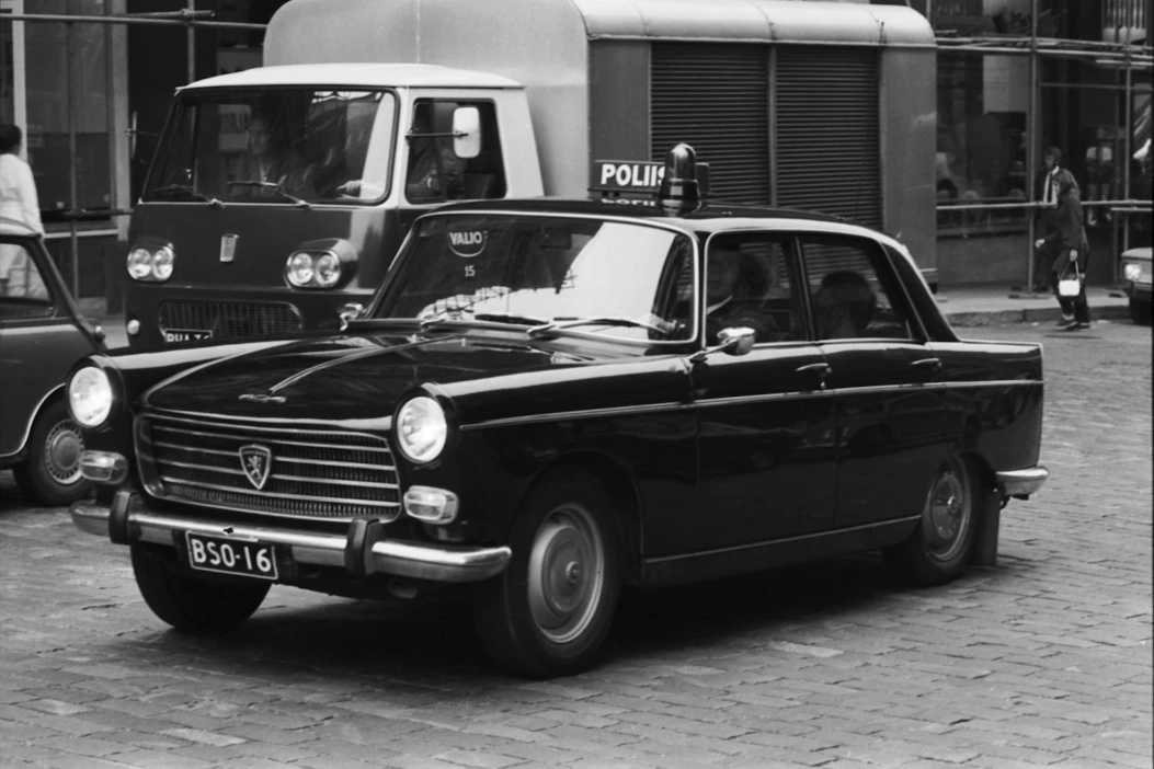 Tältä poliisiautot näyttivät vielä 1970-luvun alkupuolella ennen kaksiväristä ulkoasua.