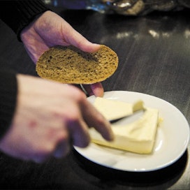 Suomalaiset syövät ruisleipää reilusti vähemmän kuin viisi vuotta sitten. Rasvaa kuluu sen sijaan entistä enemmän, erityisesti voita ja muita kovia rasvoja. Kimmo Haimi