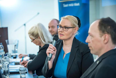 Leena Meri (vas.), hänen takaansa pilkottava Sampo Terho, Veera Ruoho ja Jussi Halla-aho taittoivat peistä perussuomalaisten puheenjohtajapaneelissa Vantaalla toukokuussa.