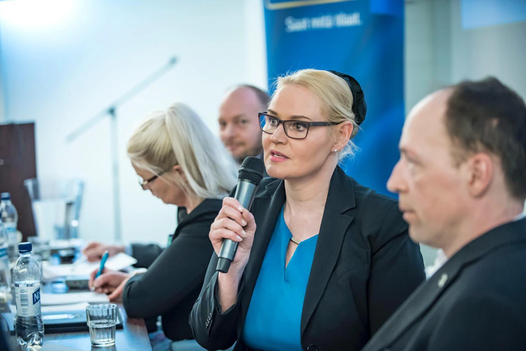 Leena Meri (vas.), hänen takaansa pilkottava Sampo Terho, Veera Ruoho ja Jussi Halla-aho taittoivat peistä perussuomalaisten puheenjohtajapaneelissa Vantaalla toukokuussa.