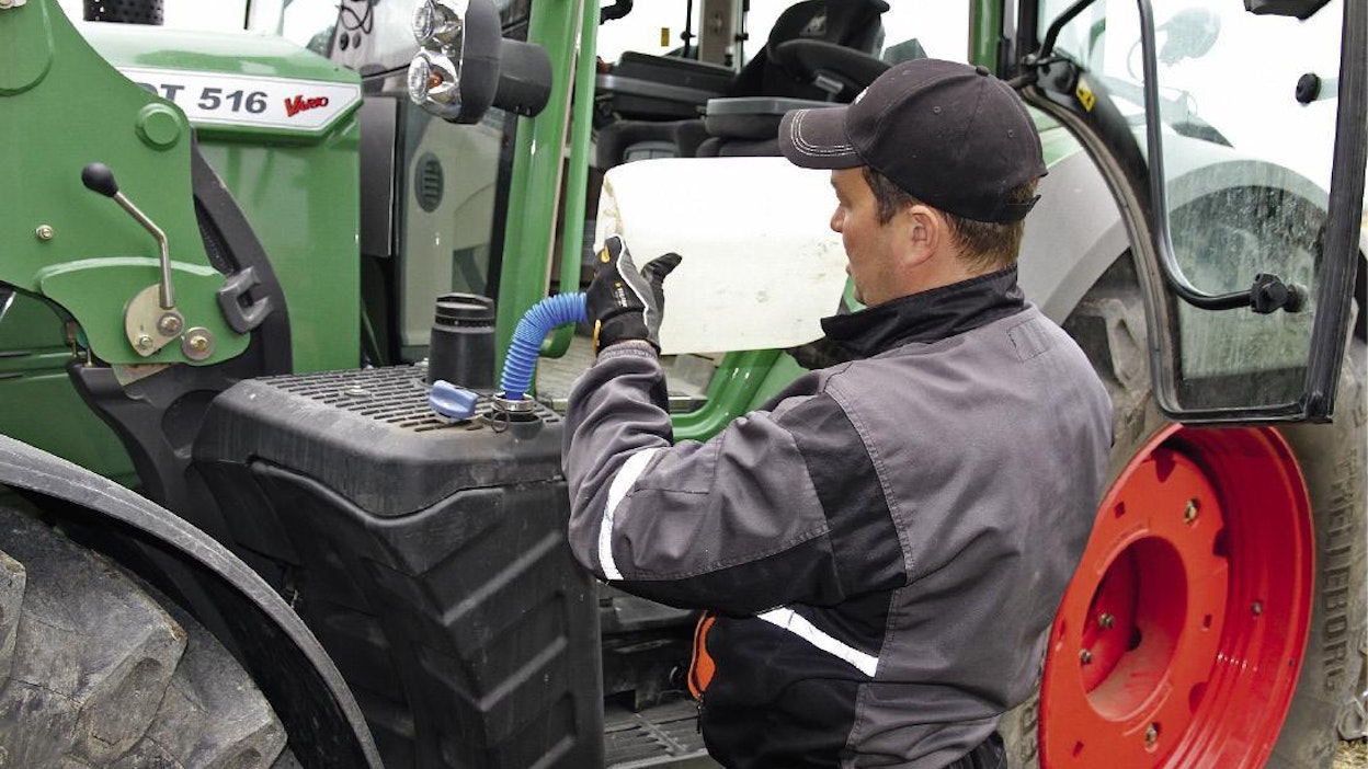 AdBlue-tankin täyttö sujuu jätevästi 10 litran myyntipakkauksesta. Se on varustettu joustavalla täyttöletkulla ja nokalla, joka sopii täyttöaukon reikään.