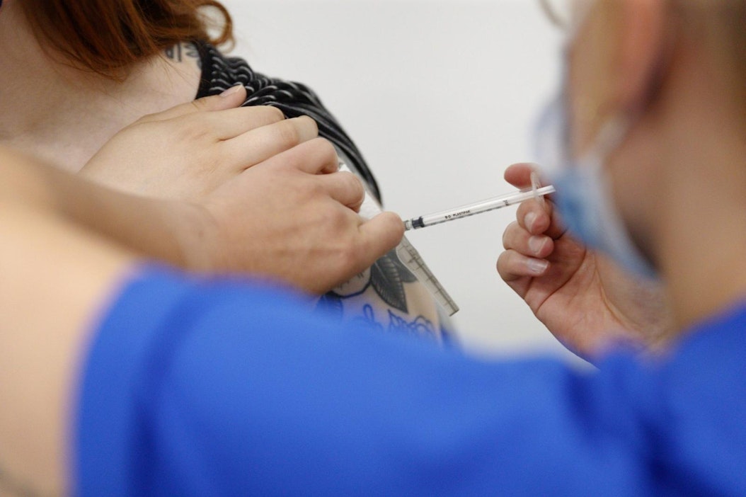 Toisen annoksen saaneita on yhteensä noin 3,96 miljoonaa. Lehtikuva / Kalle Parkkinen