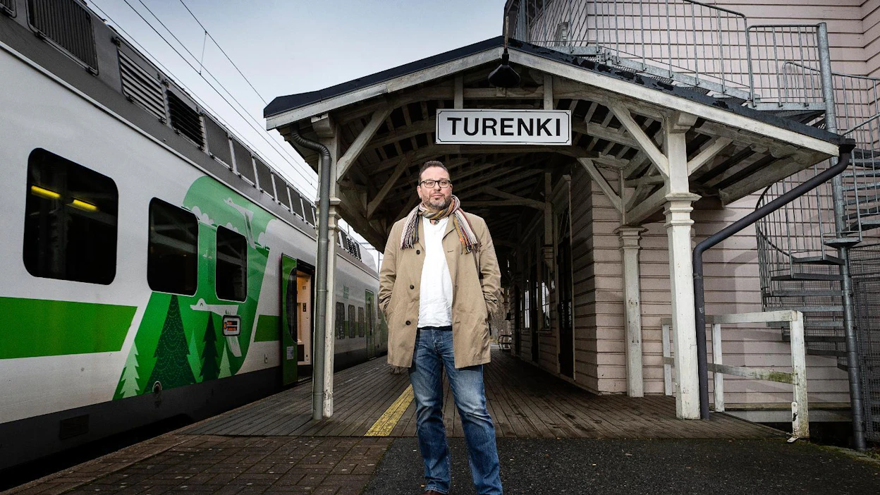 Topi Salmen johtama levy-yhtiö sai nimensä Turengin taajamasta Janakkalassa. Niinpä tämän jutun kuvauspaikaksi sovittiin Turengin rautatieasema.