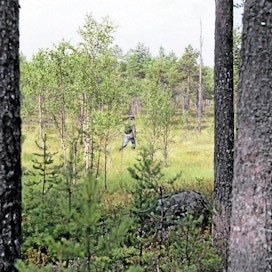 Varsinais-Suomen ympäristökeskuksen tutkijat kartoittavatsuon rajausta Natura 2000 ohjelmaa varten.